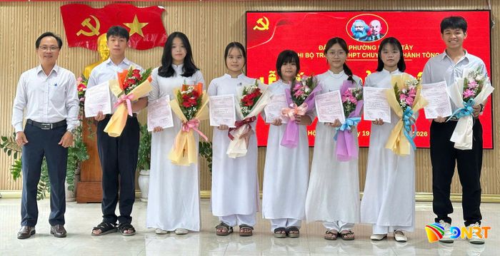 Các trường THPT trên địa bàn phường Hội An Tây làm tốt công tác kết nạp đảng viên trong học sinh. Ảnh: V.S