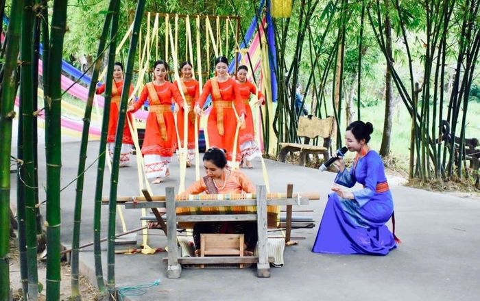 Chương trình Sắc màu Mỹ Sơn trở thành điểm nhấn trải nghiệm của du khách khi tham quan khu đền tháp dịp lễ 2/9. Ảnh: M.S