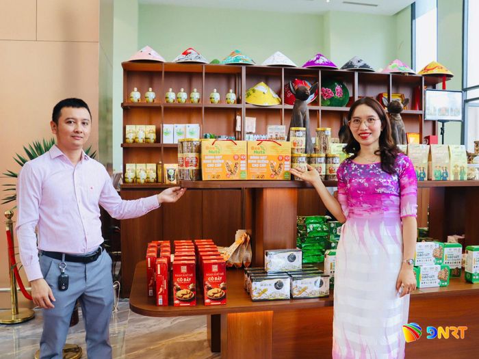 Các sản phẩm đặc trưng địa phương trong gian hàng sản phẩm "Tinh hoa Đà Nẵng" trưng bày tại một khu nghỉ dưỡng cao cấp trên địa bàn thành phố. Ảnh: Q.Tuấn