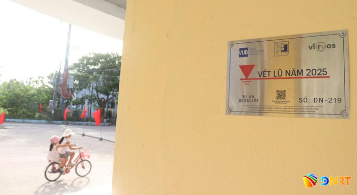 Biển vết lũ năm 2025 trên tường nhà văn hóa tổ dân phố Đông Hòa, phường Hòa Xuân và dữ liệu độ sâu ngập lụt đến 2,07m. Ảnh: HOÀNG HIỆP