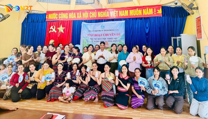 Phụ nữ xã La Dêê được hướng dẫn kỹ năng sử dụng điện thoại thông minh và các tiện ích số. Ảnh: ĐVCC