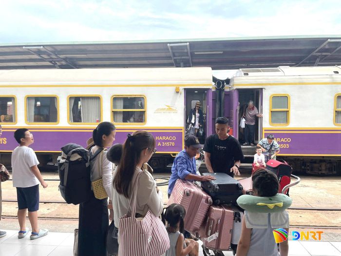 Hành khách xuống tàu tại ga Đà Nẵng. Ảnh: CÔNG TÚ