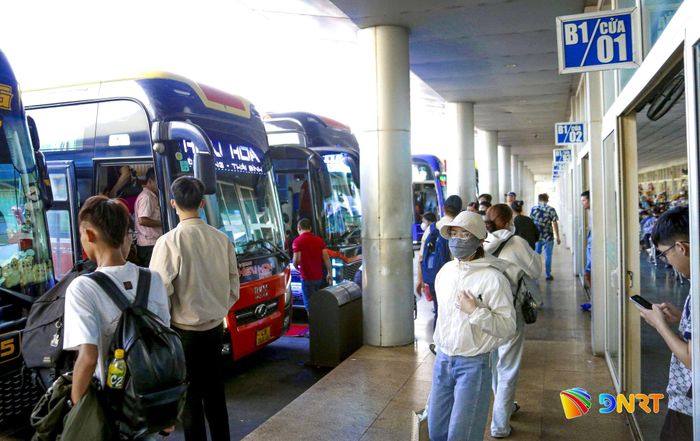 Hành khách tại Bến xe Trung tâm Đà Nẵng dịp nghỉ lễ 2/9 năm nay. Ảnh: CÔNG TÚ