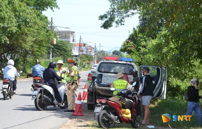 Đội Cảnh sát giao thông đường bộ số 3 (Phòng Cảnh sát giao thông Công an thành phố Đà Nẵng) tuần tra kiểm soát, xử lý vi phạm trên tuyến ĐT609B qua xã Đại Lộc. Ảnh: CÔNG TÚ