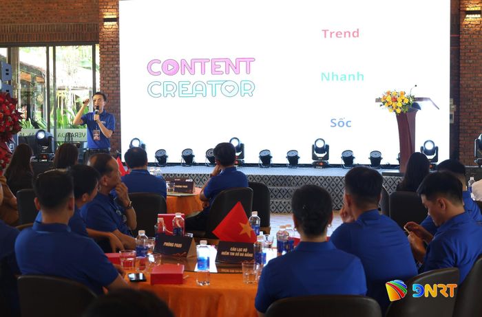 Đại diện Công an thành phố Đà Nẵng chia sẻ về sử dụng mạng xã hội có trách nhiệm. Ảnh: NGỌC HÀ