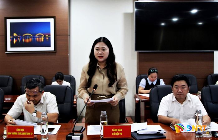 Giám đốc Sở Nội vụ Cao Thị Huyền Trân báo cáo tại buổi làm việc. Ảnh: TRỌNG HUY