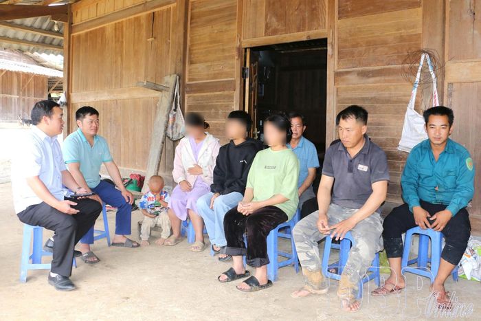 Cán bộ Phòng Văn hóa - Xã hội, xã Phình Giàng tuyên truyền về hệ lụy, tác hại của tảo hôn và hôn nhân cận huyết thống đến người dân bản Xa Vua.