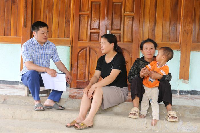 Ông Vàng A Sấu, Bí thư Chi bộ bản Xa Vua, xã Phình Giàng đến từng hộ gia đình tuyên truyền, vận động người dân ký cam kết không để con em mình tảo hôn.