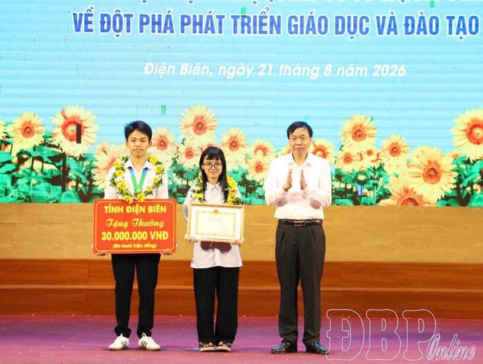 Với thành tích thủ khoa kỳ thi tốt nghiệp THPT năm 2026, Đặng Quỳnh Trang vinh dự nhận Bằng khen của UBND tỉnh.