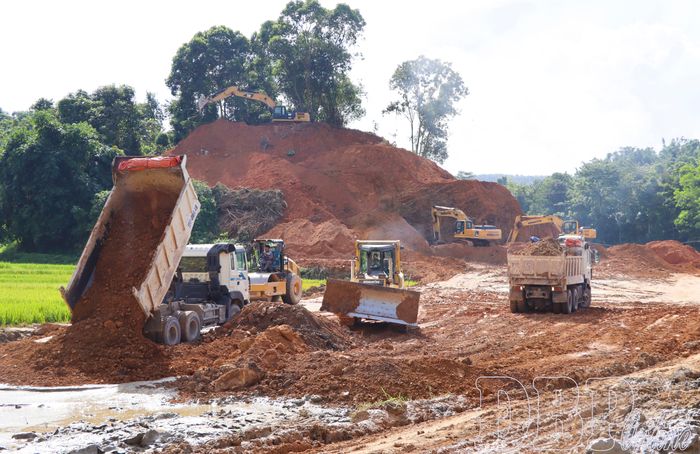 Công ty CP Đầu tư xây dựng và Thương mại Huy Hoàng huy động tối đa nhân lực, máy móc thi công dự án đường Thanh Minh - Độc Lập và khu dân cư sau khi được bàn giao mặt bằng.