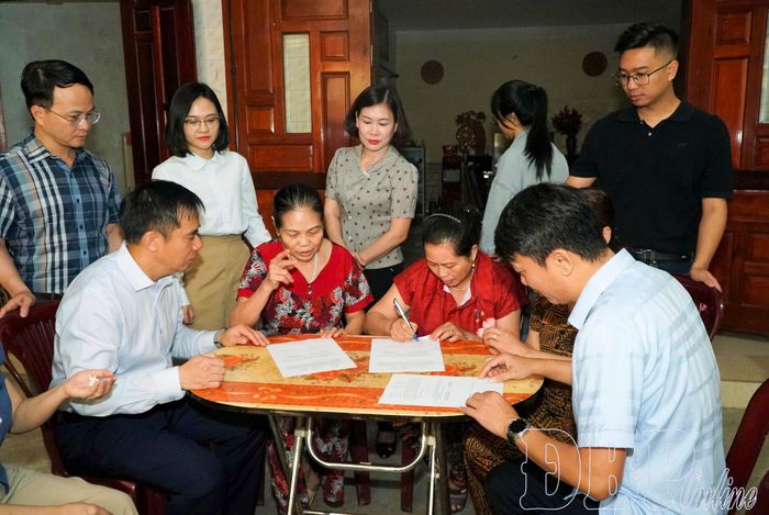 Lãnh đạo phường Điện Biên Phủ cho người dân ký cam kết giải phóng mặt bằng các dự án trọng điểm.