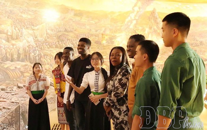 Người dân và du khách tham quan bức tranh Panorama tại Bảo tàng Điện Biên Phủ.
