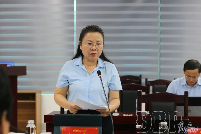 Bà Hoàng Tuyết Ban, Giám đốc Sở GD&ĐT báo cáo kết quả nhiệm vụ năm học 2025–2026 và công tác chuẩn bị năm học mới.