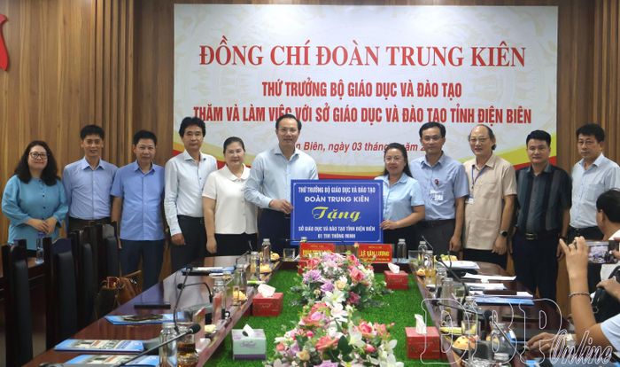 Thứ trưởng Bộ GD&ĐT Đoàn Trung Kiên tặng quà lưu niệm Sở GD&ĐT Điện Biên.