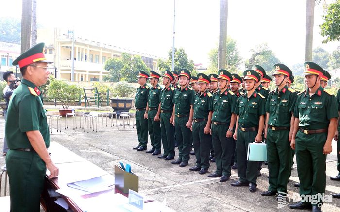 Đại tá Nguyễn Thanh Phong (bìa trái), Thành ủy viên, Phó Bí thư Thường trực Đảng ủy Quân sự, Chính ủy Bộ Chỉ huy Quân sự thành phố kiểm tra, đánh giá cán bộ.