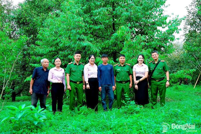 Đoàn kiểm tra Cục Cảnh sát quản lý tạm giữ, tạm giam và thi hành án hình sự tại cộng đồng, Bộ Công an và Ngân hàng Chính sách xã hội thành phố kiểm tra thực tế mô hình vay vốn tại xã Tân Hưng. Ảnh: C.T.V