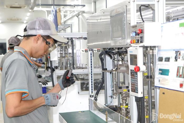 Sản xuất ứng dụng công nghệ cao ở một doanh nghiệp Đài Loan tại Khu công nghiệp Giang Điền, thành phố Đồng Nai. Ảnh: Ngọc Liên