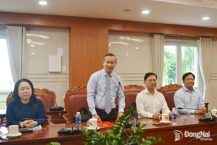  Thành ủy viên, Chủ tịch Hội Nông dân thành phố Cao Tiến Sỹ thay mặt các đồng chí nhận quyết định về công tác cán bộ phát biểu nhận nhiệm vụ. Ảnh: Phương Hằng