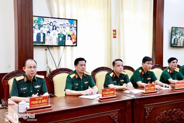 Thiếu tướng Phạm Bá Hiền, Phó bí thư Đảng ủy, Tư lệnh Binh đoàn 16 và các đại biểu tham dự hội nghị trực tuyến tại điểm cầu Binh đoàn 16.