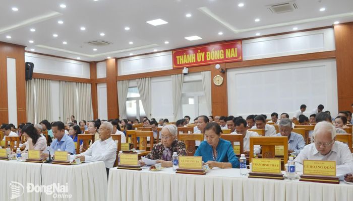 Các đồng chí lãnh đạo, nguyên lãnh đạo thành phố Đồng Nai và lãnh đạo các đơn vị của thành phố dự hội nghị tại điểm cầu hội trường Thành ủy Đồng Nai. Ảnh: Phương Hằng