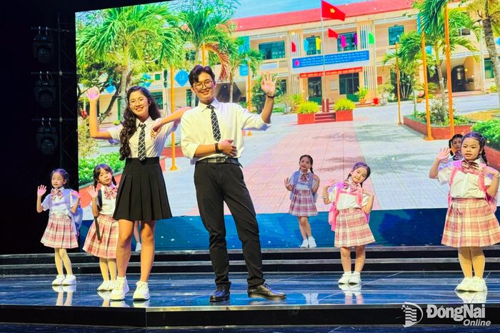 Bảo Châu - Trọng Nghĩa song ca Thêm yêu màu nắng đến trường của nhạc sĩ Trung Dũng - Hiền VK, gửi gắm niềm háo hức và tình yêu với mái trường thân thương. Ảnh: Minh Huệ