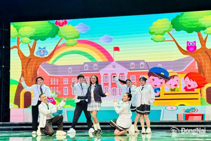 Phương Vy thể hiện ca khúc Chào năm học mới của nhạc sĩ Phạm Hải Đăng, mang đến không khí tươi vui, rộn ràng của ngày tựu trường. Ảnh: Minh Huệ