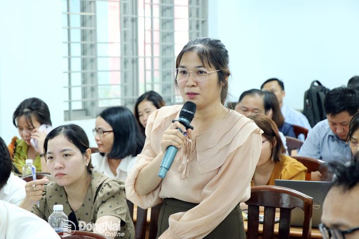 Đại diện Phòng Kinh tế, hạ tầng và đô thị phường Dầu Giây trao đổi về những vướng mắc trong quản lý kinh tế tập thể, hợp tác xã trên địa bàn. Ảnh: Vương Thế