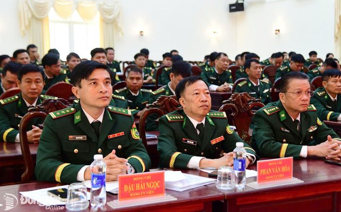 Thủ trưởng Đảng ủy, Ban Chỉ huy Bộ đội Biên phòng và các cơ quan Bộ đội Biên phòng thành phố dự buổi lễ. Ảnh: Thịnh Kiệt