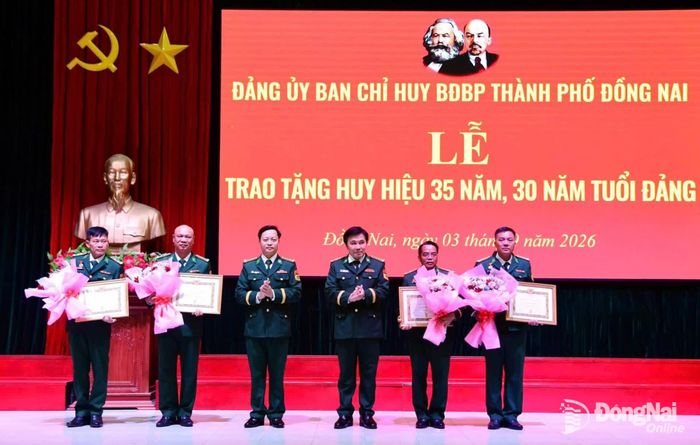 Thủ trưởng Đảng ủy Bộ đội Biên phòng thành phố trao Huy hiệu 30 năm tuổi Đảng cho các đảng viên. Ảnh: Thịnh Kiệt