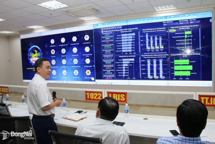 Ủy viên Ban Thường vụ Thành ủy, Phó Chủ tịch UBND thành phố Lê Trường Sơn trong buổi kiểm tra tiến độ dữ liệu tại Trung tâm Giám sát, điều hành (IOC) thành phố Đồng Nai. Ảnh: Hà Lê