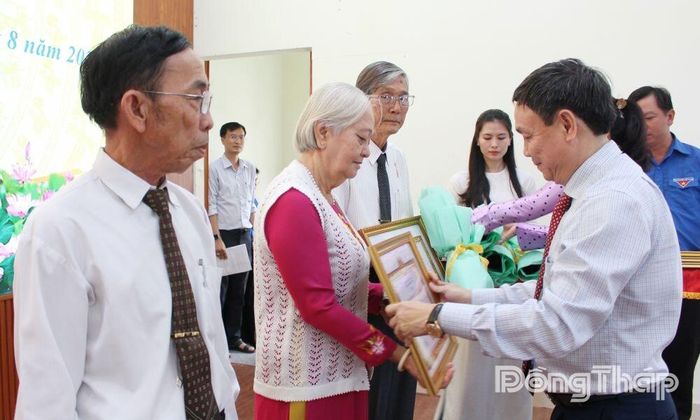 Đồng chí Phan Văn Thắng, Phó Bí thư Thường trực Tỉnh ủy, Chủ tịch Ủy ban MTTQ Việt Nam tỉnh Đồng Tháp, trao Huy hiệu Đảng đợt 2-9 cho đảng viên.