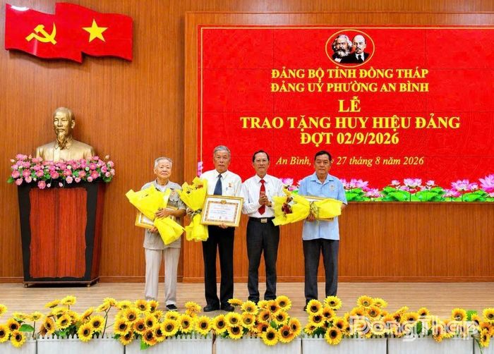 Đồng chí Nguyễn Văn Khơi, Bí thư Đảng ủy, Chủ tịch HĐND phường An Bình, trao Huy hiệu Đảng cho các đảng viên.