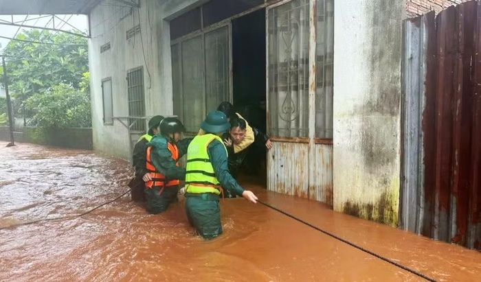  Lực lượng chức năng hỗ trợ di dời người dân và tài sản đến nơi an toàn. Ảnh: Bá Bính 