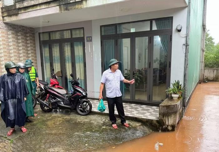  Lãnh đạo phường Hội Phú cùng lực lượng chức năng có mặt tại hiện trường để kiểm tra, nắm tình hình. Ảnh: Bá Bính 