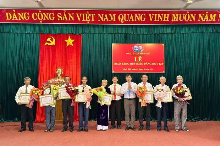  Thường trực Đảng ủy xã Bình Khê đã trao Huy hiệu 35 năm tuổi Đảng cho các đảng viên. Ảnh: Minh Tuấn 