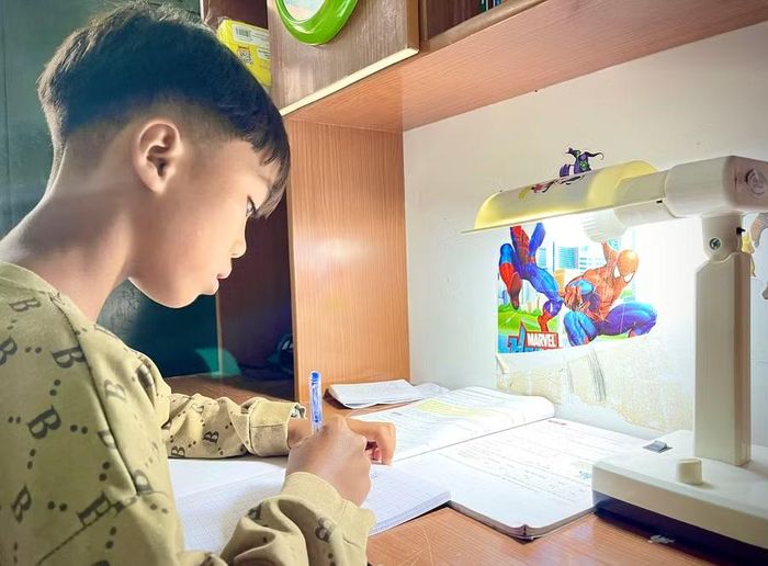 Góc học tập của em Rơ Lan Tới tại Tổ công tác địa bàn (Đồn Biên phòng Ia Púch). Ảnh: Minh Phương