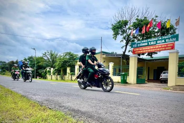 Không chỉ làm nhiệm vụ bảo vệ vùng biên, cán bộ, chiến sĩ Đồn Biên phòng Ia Púch còn tiếp sức cho những học sinh có hoàn cảnh khó khăn, thắm đượm tình quân dân nơi biên giới. Ảnh: Minh Phương