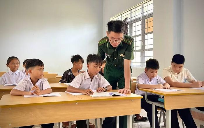 Những người thầy quân hàm xanh kiên trì dạy các em từ con chữ, phép tính, giúp các em từng bước tiến bộ khi bước vào năm học mới. Ảnh: Minh Phương