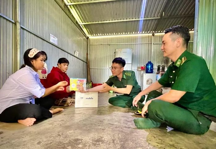 Cán bộ, chiến sĩ Đồn Biên phòng Ia Púch tặng quà động viên em Rơ Lan Mưa - học sinh trong chương trình “Nâng bước em tới trường”. Ảnh: Minh Phương