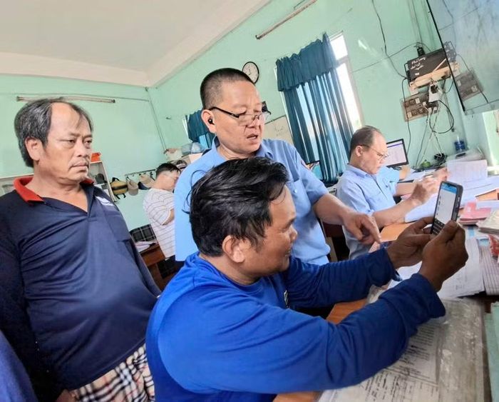  Ngư dân tích cực sử dụng nhật ký khai thác điện tử. Ảnh: N.T 