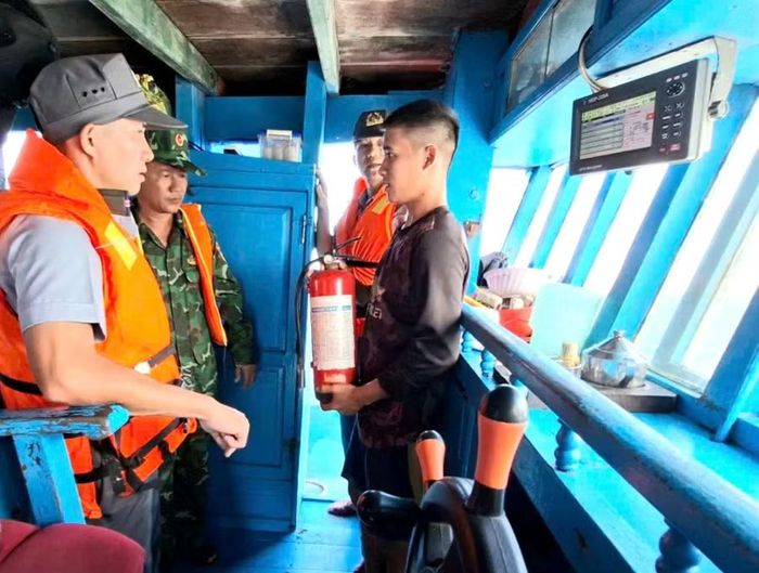  Các lực lượng chức năng phối hợp kiểm tra tàu cá chuẩn bị ra khơi tại cửa biển Đề Gi (xã Đề Gi). Ảnh: N.T 