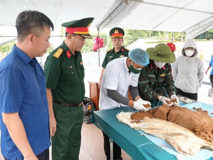 Lấy mẫu sinh phẩm HCLS tại Nghĩa trang Liệt sĩ Tăng Bạt Hổ (xã Hoài Ân). Ảnh: H.P 