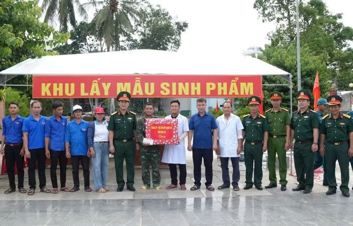  Bộ CHQS tỉnh thăm, động viên lực lượng làm nhiệm vụ trong Chiến dịch 500 ngày đêm xuyên lễ lấy mẫu HCLS tại Nghĩa trang Liệt sĩ Tăng Bạt Hổ. Ảnh: H.P 