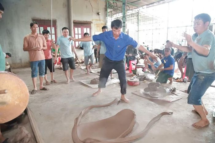 Một tiếng “đoàng” vang lên, kéo theo tiếng vỗ tay, tiếng reo hò. Ảnh: Chu Hằng