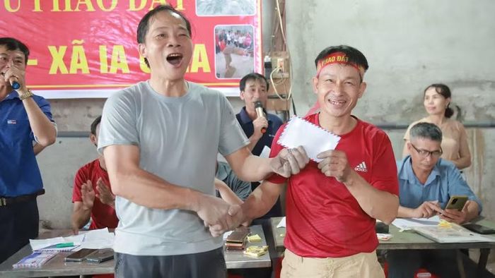 Mỗi vòng, đội nào manh pháo dài nhất sẽ giành chiến thắng. Ảnh: Chu Hằng