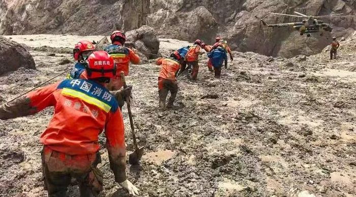  Lực lượng cứu hộ Trung Quốc tìm kiếm tại cửa khẩu Gyirong. Ảnh: Tân Hoa Xã 
