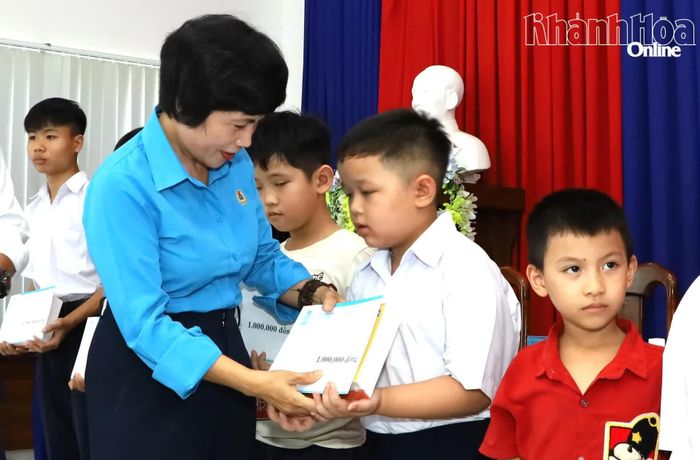 Bà Trần Thị Hương - Phó Chủ tịch Liên đoàn Lao động tỉnh trao học bổng cho con người lao động.