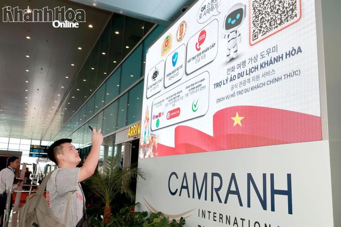 Du khách quét mã QR để sử dụng hệ thống tại Cảng Hàng không quốc tế Cam Ranh.