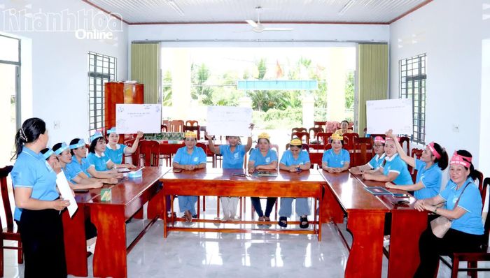 Những thông điệp về phòng, chống ma túy được Câu lạc bộ “Gia đình phụ nữ không ma túy” xã Cam An đưa ra tại buổi sinh hoạt.