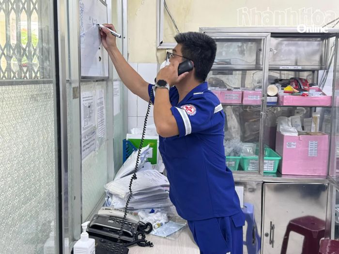 Lực lượng 115 nghe và ghi thông tin cuộc gọi cấp cứu.